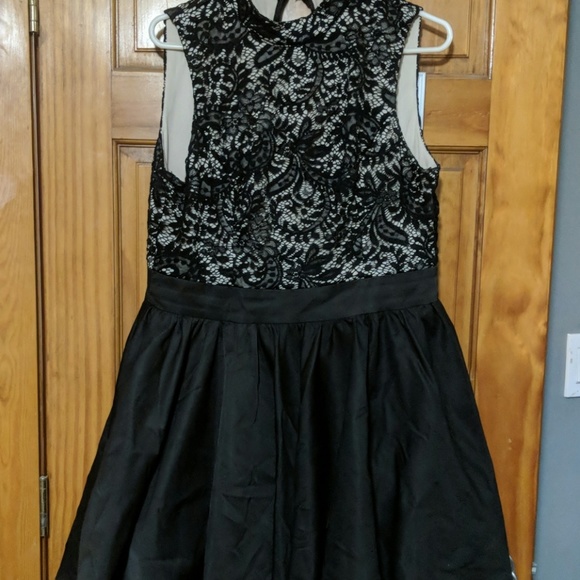 Beautiful lace dress - Picture 1 of 8